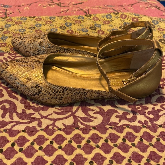 Kenneth Cole Reaction gold snakeskin flats size 8. - Picture 3 of 11